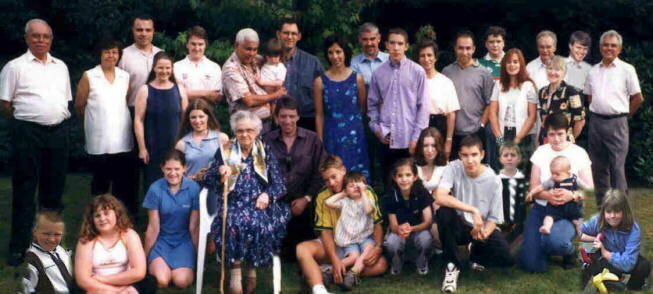 Muriel & fly at Tony & Imelda's (England)